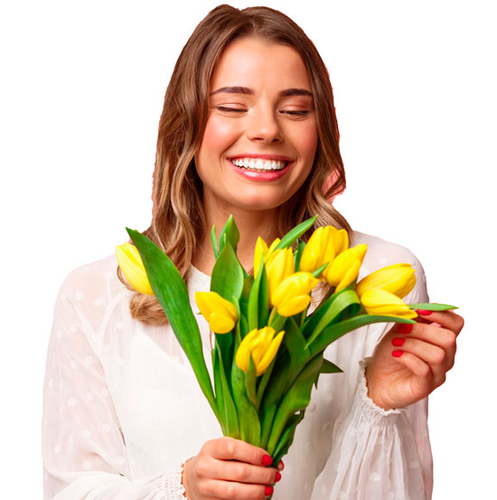 Mujer sujetando ramo de flores